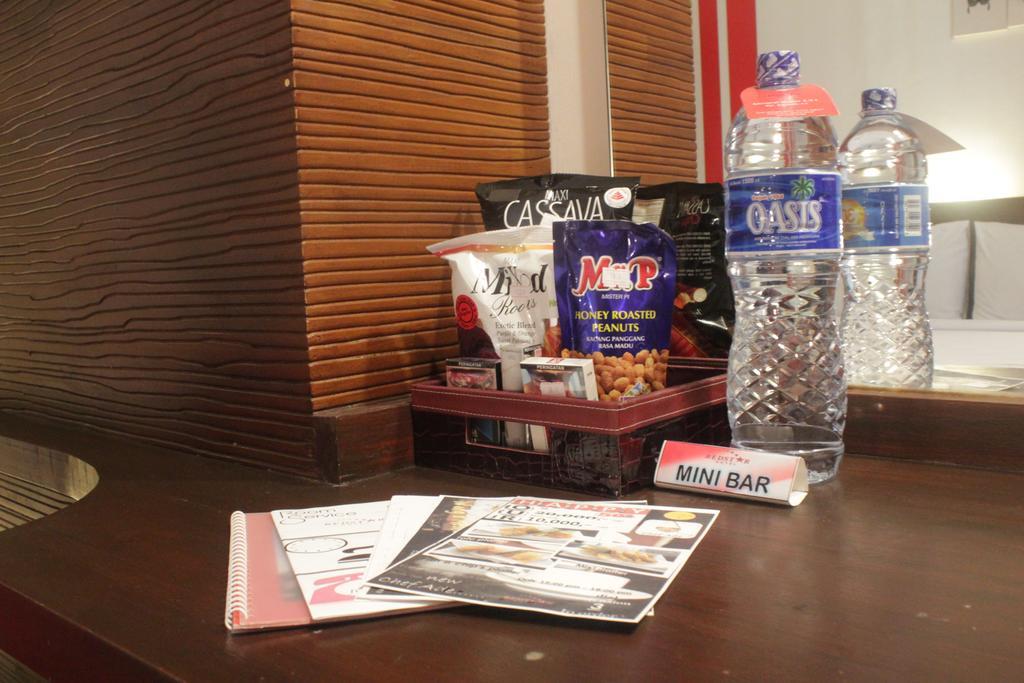 Redstar Hotel Джакарта Екстериор снимка
