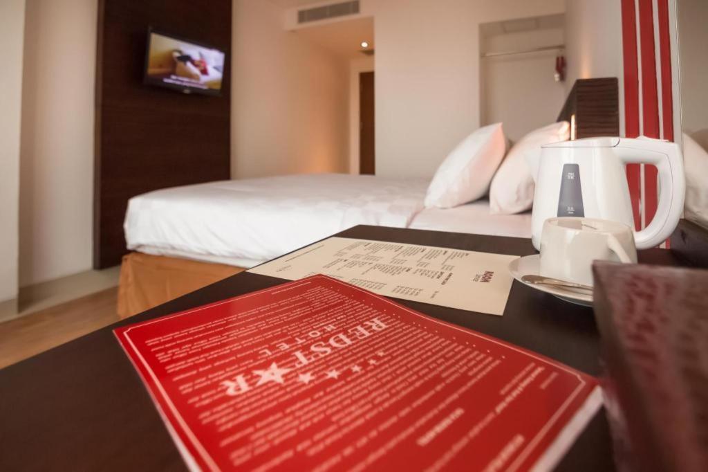Redstar Hotel Джакарта Екстериор снимка
