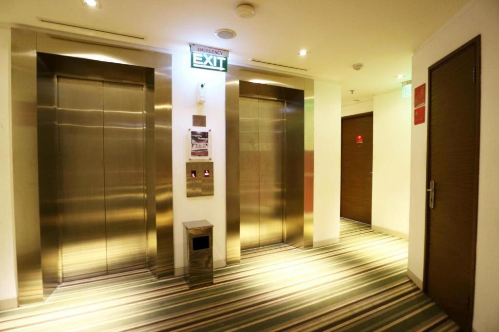 Redstar Hotel Джакарта Екстериор снимка