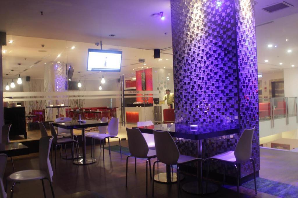 Redstar Hotel Джакарта Екстериор снимка