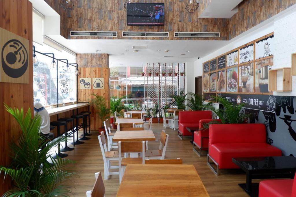 Redstar Hotel Джакарта Екстериор снимка