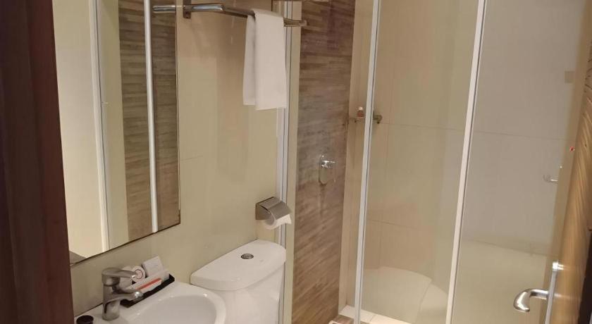 Redstar Hotel Джакарта Екстериор снимка