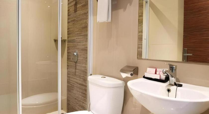 Redstar Hotel Джакарта Екстериор снимка