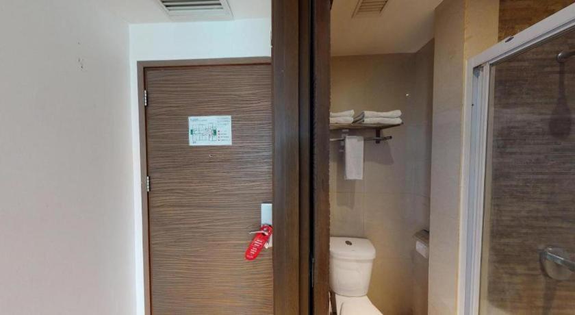 Redstar Hotel Джакарта Екстериор снимка
