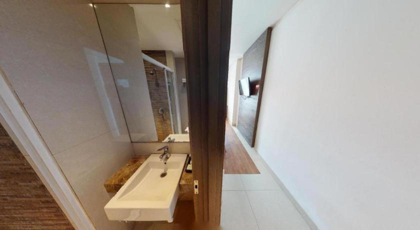 Redstar Hotel Джакарта Екстериор снимка