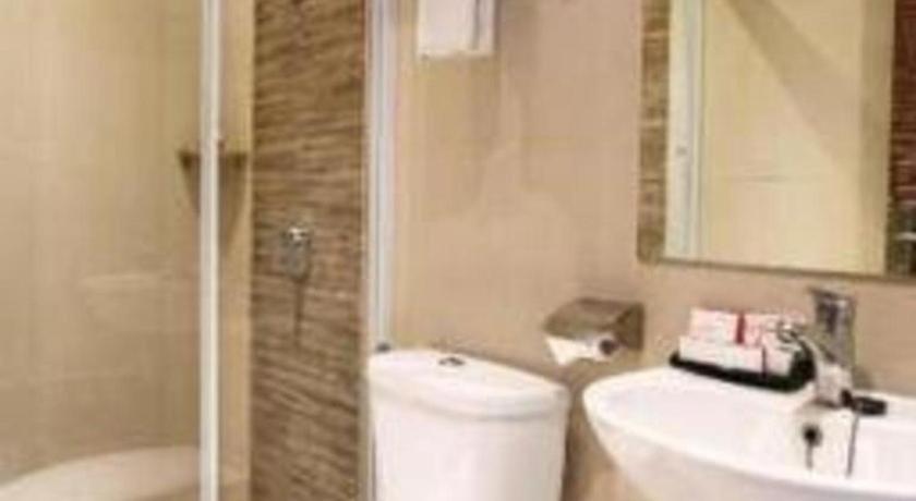 Redstar Hotel Джакарта Екстериор снимка