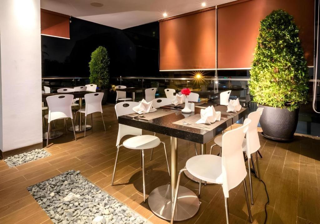 Redstar Hotel Джакарта Екстериор снимка