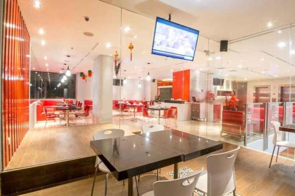 Redstar Hotel Джакарта Екстериор снимка