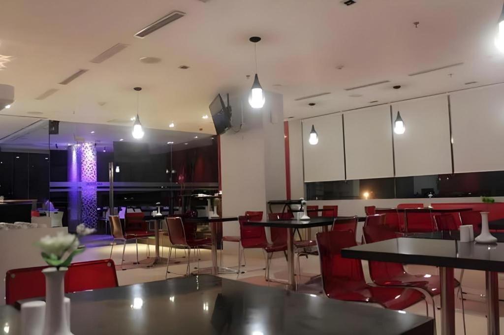 Redstar Hotel Джакарта Екстериор снимка